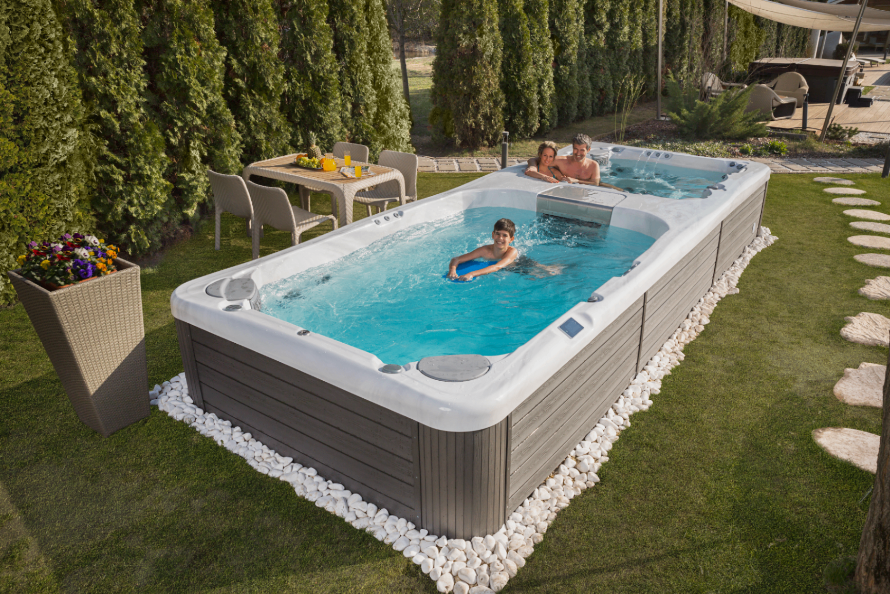 Familia relajando en spa Wellis en el jardín