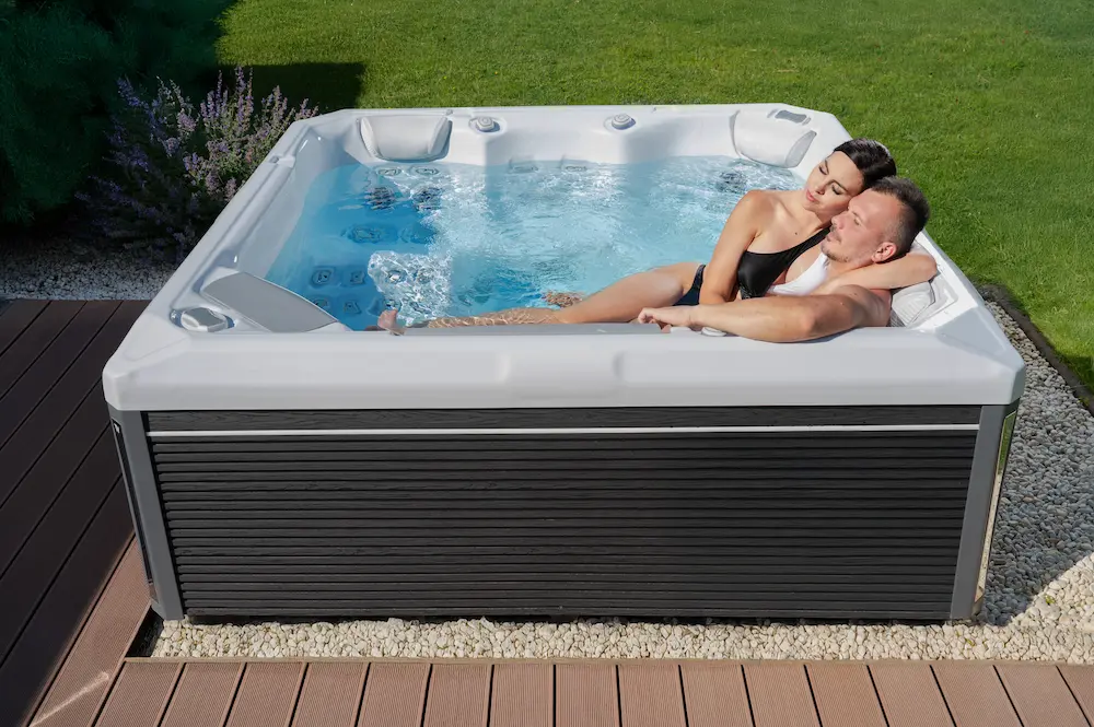 Pareja disfrutando de un spa Wellis Makalu